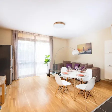 公寓 Spacious In A Park Zone With The Private Terrace